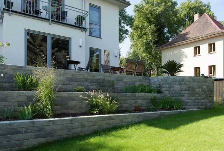 Gartengestaltung mit Natursteinmauer